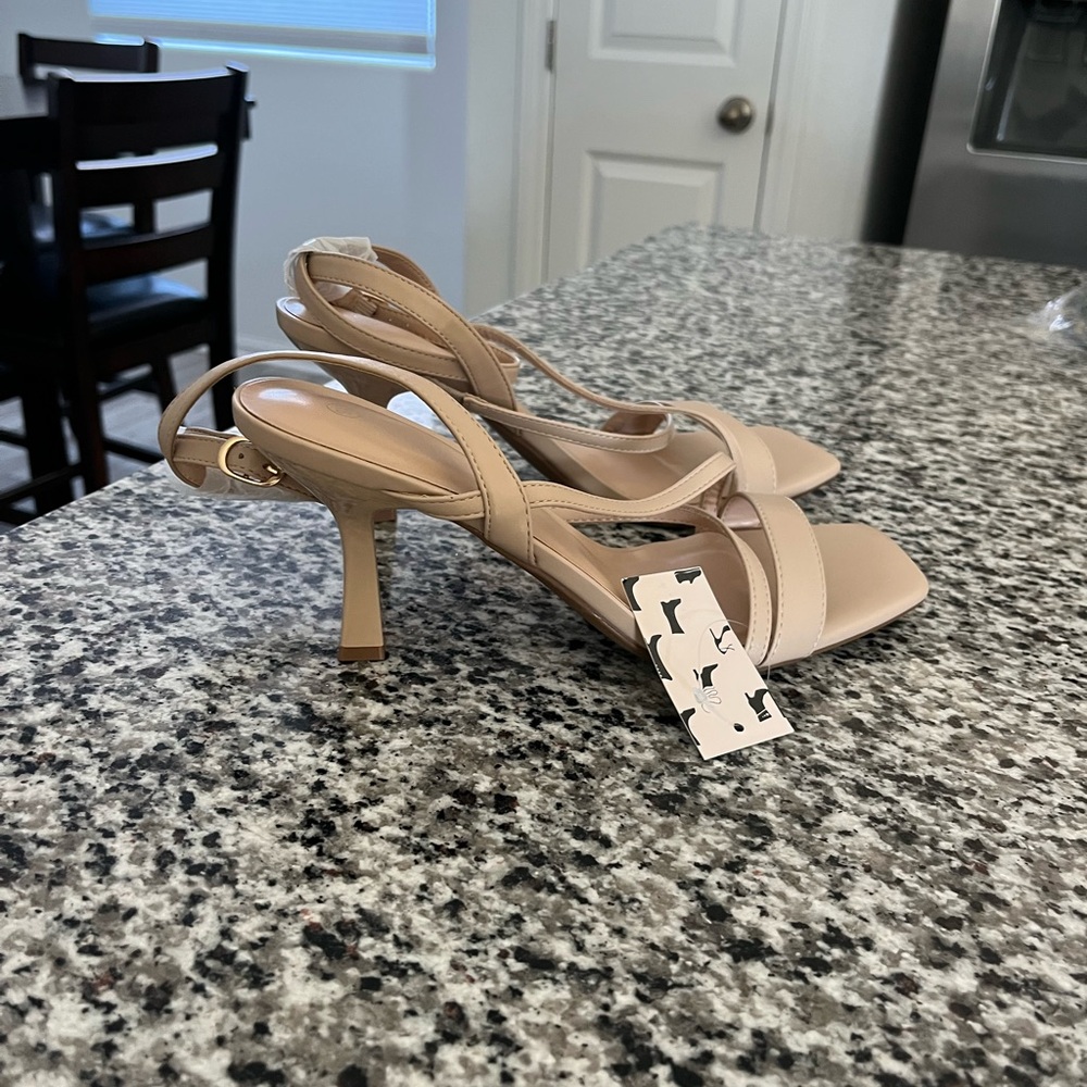 Elegant Tan Strappy Sandals - Picture 4 of 6